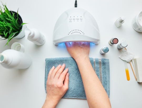 Ультрафиолетовые лампы и рак кожи: стоит ли бояться маникюра